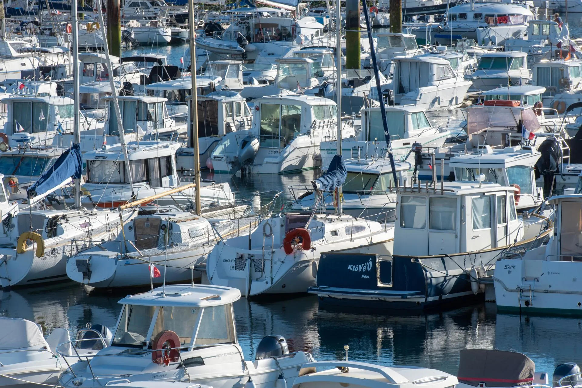 Motorbåter fortøyd tett i tett i en marina